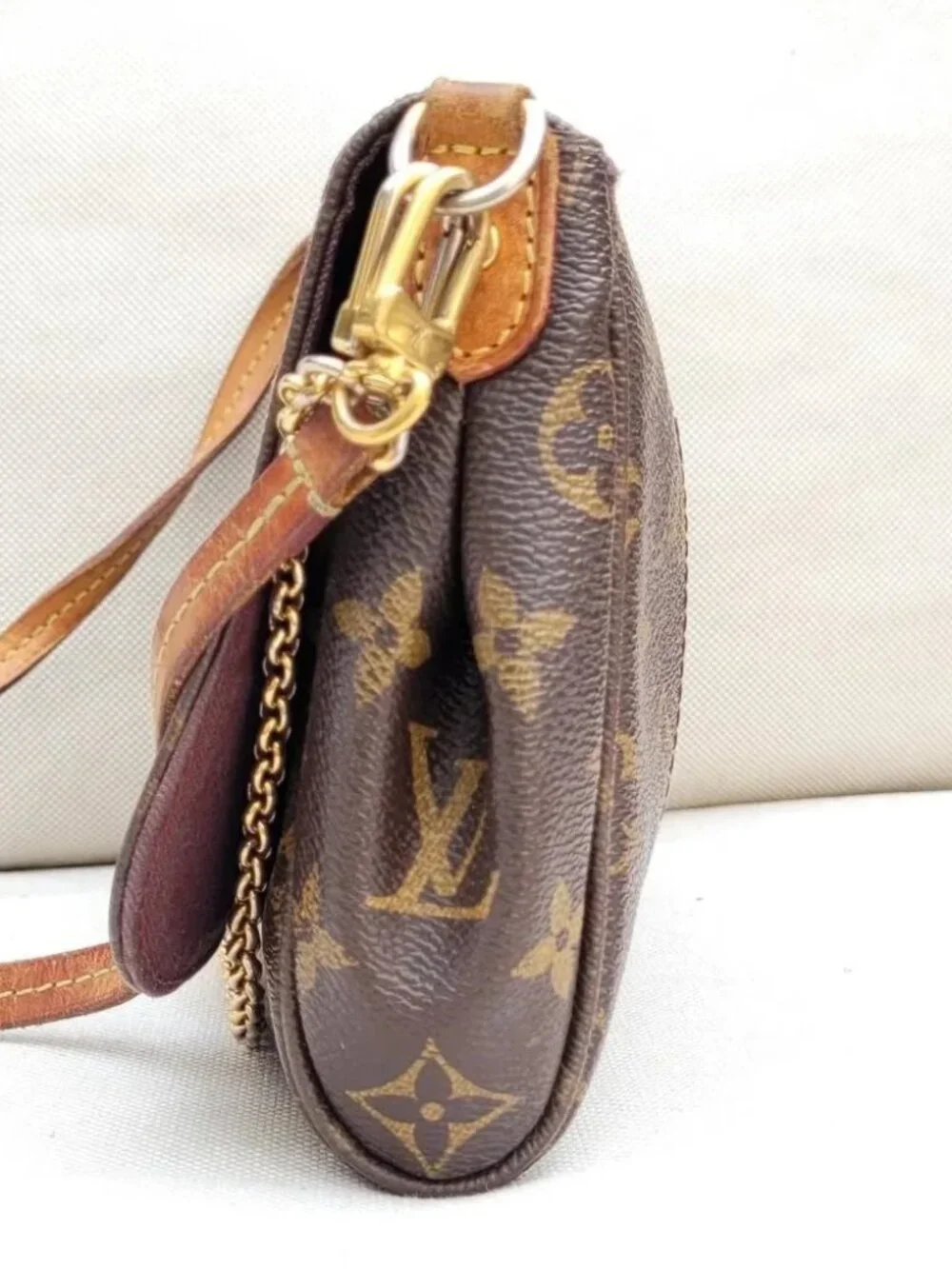 LOUIS VUITTON Favorite MM Monogram Bag - Picture 5 of 16